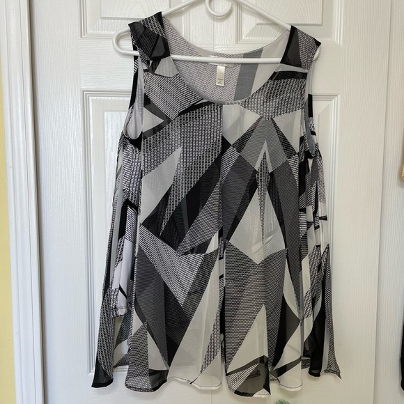 Dressbarn Black and White Asymmetrical Graphic Blouse - Picture 1 of 10